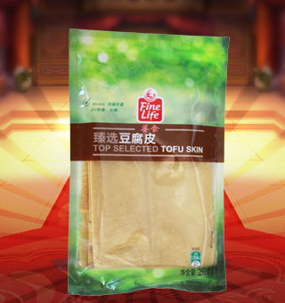 薈食(FINE LIFE)臻選豆腐皮產(chǎn)自河南許昌250g每袋，豆腐皮是中國傳統(tǒng)豆制品將新鮮大豆浸泡后，磨漿，濾去豆腐渣，這時(shí)的產(chǎn)品就是豆?jié){，然后煮豆?jié){，在其表面會(huì)凝固的一層高蛋白質(zhì)含量的薄膜（皮），這層皮就是腐皮。用工具挑起薄膜后掛起，最先挑起的一層皮以片狀鮮吃或曬干，稱為腐皮，口感最滑