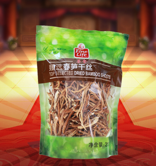 薈食(FINE LIFE)臻選春筍干絲產(chǎn)自福建三明250g每袋，筍干是以筍為原料，通過去殼、蒸煮、壓片、烘干、整形等工藝制取。清流縣加工的“閩筍干”，色澤金黃，呈半透明狀，片寬節(jié)短，肉厚脆嫩，香氣郁郁，稱為“玉蘭片”，是“八閩山珍”之一，在國內(nèi)外名菜佐料中久負(fù)盛名。 筍干不僅輔佐名菜，而且有相當(dāng)?shù)臓I養(yǎng)和藥用價(jià)值。泰寧縣加工的筍干是“閩筍干”主要產(chǎn)地之一，色澤金黃，呈半透明狀，片寬節(jié)短，肉厚脆嫩，香氣郁郁，在國內(nèi)外名菜佐料中久負(fù)盛名。