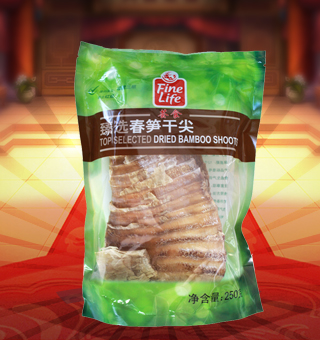 薈食(FINE LIFE)臻選春筍干尖產(chǎn)自福建三明250g每袋，筍干是以筍為原料，通過去殼、蒸煮、壓片、烘干、整形等工藝制取。清流縣加工的“閩筍干”，色澤金黃，呈半透明狀，片寬節(jié)短，肉厚脆嫩，香氣郁郁，稱為“玉蘭片”，是“八閩山珍”之一，在國內(nèi)外名菜佐料中久負(fù)盛名。 筍干不僅輔佐名菜，而且有相當(dāng)?shù)臓I養(yǎng)和藥用價(jià)值。泰寧縣加工的筍干是“閩筍干”主要產(chǎn)地之一，色澤金黃，呈半透明狀，片寬節(jié)短，肉厚脆嫩，香氣郁郁，在國內(nèi)外名菜佐料中久負(fù)盛名。