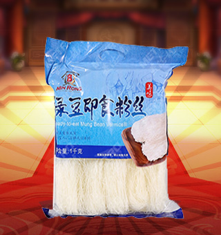 新閩融綠豆即食粉絲產(chǎn)自山東煙臺(tái)1kg每袋，精選優(yōu)質(zhì)豌豆淀粉、綠豆淀粉等配料，經(jīng)先進(jìn)的生產(chǎn)工藝和嚴(yán)格的品質(zhì)管理精制而成。柔韌性強(qiáng)，口感爽滑耐嚼，風(fēng)味獨(dú)特，可涼拌、熱炒、火鍋、油炸等方法制作出多種菜肴。本品內(nèi)含有能量、碳水化合物等營養(yǎng)成分，營養(yǎng)價(jià)值豐富，深受消費(fèi)者的喜愛。