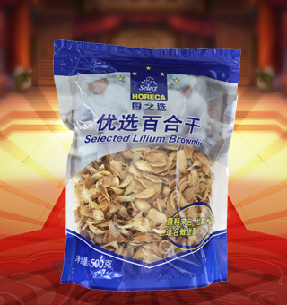 廚之選(HORECA SELECT)優(yōu)選百合干產(chǎn)自甘肅蘭州500g每袋，精選優(yōu)質(zhì)甘肅百合為原料，經(jīng)先進(jìn)工藝精心制作而成，質(zhì)地細(xì)膩，片片均勻，晶瑩剔透。百合的含糖量高，另外大部分是淀粉、蛋白質(zhì)及脂肪等成分，歷來被認(rèn)為是營養(yǎng)價(jià)值較高的佳品?？芍谱鞲鞣N菜肴，也可用來煲粥，在制作甜品時(shí)可同枸杞、紅棗一起煲糖水，味道更佳，是您健康的好選擇。