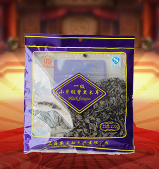 新閩融一級小片緞背黑木耳產(chǎn)自吉林省吉林市200g每袋，緞背黑木耳中含有一種成分能抑制血小板聚集，能降低血液濃度，保持血液流動暢通，每天泡發(fā)10到15克緞背黑木耳食用，即可以起到抗血小板聚集，抗凝和降低膽固醇的作用，有利于高脂血癥，動脈硬化和冠心病防治，血液粘稠度高，血膽固醇高的老年人常吃黑木耳可以預(yù)防腦血栓和心肌梗死。