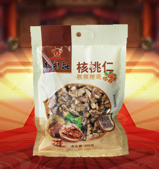 新閩融核桃仁產(chǎn)自云南大理200g每袋，精選優(yōu)質(zhì)云南大理核桃仁為原料，經(jīng)先進(jìn)工藝精心制作而成，粒粒飽滿，天然原味，輕松享受。廚之選優(yōu)選核桃仁中富含豐富的蛋白質(zhì)、脂肪、碳水化合物及鈉等微量元素，有助于補(bǔ)充人體所需。采用精美袋式包裝，大氣上檔次，適合開袋即食或煲粥，煲湯，食法多樣，是你居家生活的必備選擇。