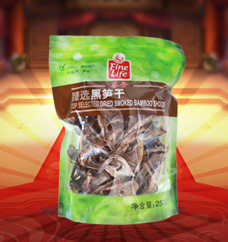 薈食(FINE LIFE)臻選黑筍干產(chǎn)自浙江杭州250g每袋，黑筍(也稱剖筍)是以筍為原料,通過去殼、蒸煮、烘烤等工藝制取。黑筍雖不如明筍外觀好看,但吃起來口味、營養(yǎng)一點(diǎn)也不比明筍差。它有股熏烤的香味。黑筍干選用優(yōu)質(zhì)鮮筍精制而成。品質(zhì)純正,風(fēng)味獨(dú)特。具有健胃、消食、減肥、美容、抗衰老功能。 烏筍干有三個(gè)品種，做法稍有不同，但都用木柴燒培而成。