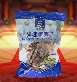 廚之選(HORECA SELECT)優(yōu)選黑筍干產(chǎn)自浙江杭州500g每袋，黑筍(也稱剖筍)是以筍為原料,通過去殼、蒸煮、烘烤等工藝制取。黑筍雖不如明筍外觀好看,但吃起來口味、營養(yǎng)一點(diǎn)也不比明筍差。它有股熏烤的香味。黑筍干選用優(yōu)質(zhì)鮮筍精制而成。品質(zhì)純正,風(fēng)味獨(dú)特。具有健胃、消食、減肥、美容、抗衰老功能。 烏筍干有三個(gè)品種，做法稍有不同，但都用木柴燒培而成。