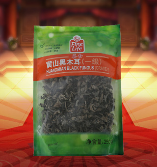 薈食(FINE LIFE)一級黃山黑木耳產(chǎn)自安徽黃山250g每袋，精選新鮮食用木耳，從采摘、加工、包裝都經(jīng)過嚴(yán)格的食用消毒檢驗，衛(wèi)生安全，放心食用?？诟邢愦喔挥袕椥?，食用價值高，可用來配菜、涼拌、搭配煲湯、小炒等，多種吃法，多種營養(yǎng)選擇。采用透明的塑料包裝，大氣美觀，新鮮清晰可見，方便消費(fèi)者們的選購，質(zhì)量保證，放心購買。