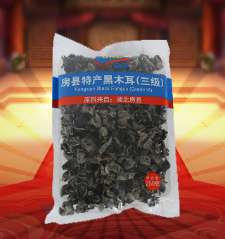 宜客(AKA)三級房縣特產(chǎn)黑木耳產(chǎn)自湖北房縣250g每袋，精選新鮮食用木耳，從采摘、加工、包裝都經(jīng)過嚴(yán)格的食用消毒檢驗，衛(wèi)生安全，放心食用。口感香脆富有彈性，食用價值高，可用來配菜、涼拌、搭配煲湯、小炒等，多種吃法，多種營養(yǎng)選擇。采用透明的塑料包裝，大氣美觀，新鮮清晰可見，方便消費(fèi)者們的選購，質(zhì)量保證，放心購買。
