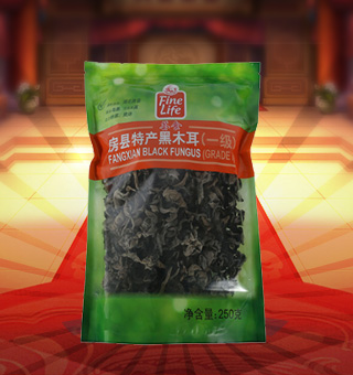 薈食(FINE LIFE)一級房縣特產(chǎn)黑木耳產(chǎn)自湖北房縣250g每袋，精選新鮮食用木耳，從采摘、加工、包裝都經(jīng)過嚴(yán)格的食用消毒檢驗，衛(wèi)生安全，放心食用?？诟邢愦喔挥袕椥?，食用價值高，可用來配菜、涼拌、搭配煲湯、小炒等，多種吃法，多種營養(yǎng)選擇。采用透明的塑料包裝，大氣美觀，新鮮清晰可見，方便消費(fèi)者們的選購，質(zhì)量保證，放心購買。