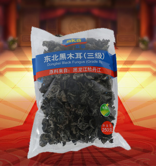 宜客(AKA)三級東北黑木耳產(chǎn)自黑龍江牡丹江250g每袋，精選新鮮食用木耳，從采摘、加工、包裝都經(jīng)過嚴(yán)格的食用消毒檢驗，衛(wèi)生安全，放心食用?？诟邢愦喔挥袕椥裕秤脙r值高，可用來配菜、涼拌、搭配煲湯、小炒等，多種吃法，多種營養(yǎng)選擇。采用透明的塑料包裝，大氣美觀，新鮮清晰可見，方便消費(fèi)者們的選購，質(zhì)量保證，放心購買。