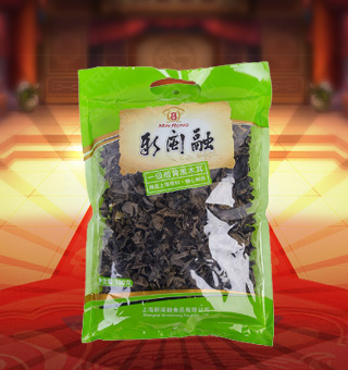 新閩融一級緞背黑木耳產(chǎn)自河南駐馬店180g每袋，精選優(yōu)質(zhì)片狀銀耳經(jīng)過領(lǐng)先工藝烘干而成，衛(wèi)生安全，色澤乳白色，半透明，柔軟有彈性?？芍苯优c肉絲爆炒、與枸杞、紅棗煲湯，或作為佐料，葷素皆宜，食法多樣，是一道美味食材。采用透明的塑料包裝，大氣美觀，新鮮清晰可見，方便消費(fèi)者們的選購，質(zhì)量保證，放心購買。