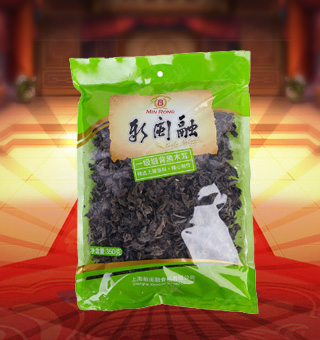 新閩融一級緞背黑木耳產(chǎn)自河南駐馬店180g每袋，精選優(yōu)質(zhì)片狀銀耳經(jīng)過領(lǐng)先工藝烘干而成，衛(wèi)生安全，色澤乳白色，半透明，柔軟有彈性?？芍苯优c肉絲爆炒、與枸杞、紅棗煲湯，或作為佐料，葷素皆宜，食法多樣，是一道美味食材。采用透明的塑料包裝，大氣美觀，新鮮清晰可見，方便消費(fèi)者們的選購，質(zhì)量保證，放心購買。