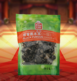 薈食(FINE LIFE)一級緞背黑木耳產(chǎn)自吉林省吉林市150g每袋，精選新鮮食用木耳，從采摘、加工、包裝都經(jīng)過嚴(yán)格的食用消毒檢驗，衛(wèi)生安全，放心食用?？诟邢愦喔挥袕椥裕秤脙r值高，可用來配菜、涼拌、搭配煲湯、小炒等，多種吃法，多種營養(yǎng)選擇。采用透明的塑料包裝，大氣美觀，新鮮清晰可見，方便消費(fèi)者們的選購，質(zhì)量保證，放心購買。