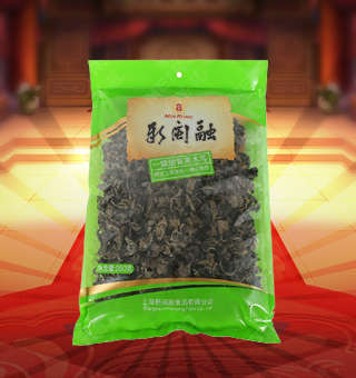 新閩融一級緞背黑木耳產(chǎn)自吉林省吉林市250g每袋，精選優(yōu)質(zhì)原材料，綠色種植，陽光充沛，人工采摘篩選，品質(zhì)保證，不添加任何防腐劑與人工色素。安全衛(wèi)生，色澤鮮亮，口感細(xì)膩香醇，是家庭、賓館、餐廳、席間的上等佐料，保留了豐富的營養(yǎng)成分。采取透明包裝，新鮮清晰可見，干凈衛(wèi)生，方便存放冷藏，方便消費(fèi)者們的選購，安全健康，放心購買。