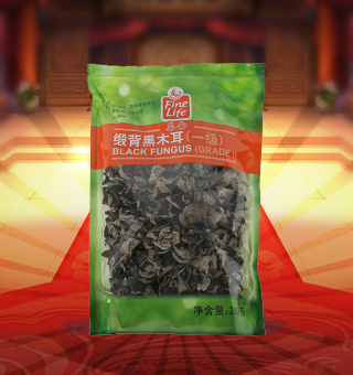 薈食(FINE LIFE)一級緞背黑木耳產(chǎn)自吉林省吉林市250g每袋，精選新鮮食用木耳，從采摘、加工、包裝都經(jīng)過嚴(yán)格的食用消毒檢驗，衛(wèi)生安全，放心食用?？诟邢愦喔挥袕椥?，食用價值高，可用來配菜、涼拌、搭配煲湯、小炒等，多種吃法，多種營養(yǎng)選擇。采用透明的塑料包裝，大氣美觀，新鮮清晰可見，方便消費(fèi)者們的選購，質(zhì)量保證，放心購買。