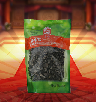 薈食(FINE LIFE)一級秋木耳產(chǎn)自吉林省吉林市250g每袋，精選新鮮食用木耳，從采摘、加工、包裝都經(jīng)過嚴(yán)格的食用消毒檢驗，衛(wèi)生安全，放心食用?？诟邢愦喔挥袕椥裕秤脙r值高，可用來配菜、涼拌、搭配煲湯、小炒等，多種吃法，多種營養(yǎng)選擇。采用透明的塑料包裝，大氣美觀，新鮮清晰可見，方便消費(fèi)者們的選購，質(zhì)量保證，放心購買。