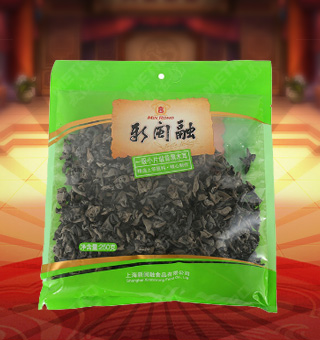 新閩融一級小片緞背黑木耳產(chǎn)自吉林省吉林市250g每袋，精選優(yōu)質(zhì)原材料，綠色種植，陽光充沛，人工采摘篩選，品質(zhì)保證，不添加任何防腐劑與人工色素。安全衛(wèi)生，色澤鮮亮，口感細(xì)膩香醇，是家庭、賓館、餐廳、席間的上等佐料，保留了豐富的營養(yǎng)成分。采取透明包裝，新鮮清晰可見，干凈衛(wèi)生，方便存放冷藏，方便消費(fèi)者們的選購，安全健康，放心購買。