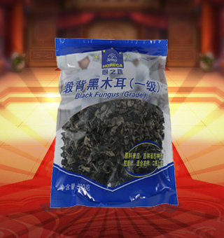 廚之選HS一級緞背黑木耳產(chǎn)自吉林省吉林市500g每袋，精選優(yōu)質(zhì)片狀銀耳經(jīng)過領(lǐng)先工藝烘干而成，衛(wèi)生安全，色澤乳白色，半透明，柔軟有彈性?？芍苯优c肉絲爆炒、與枸杞、紅棗煲湯，或作為佐料，葷素皆宜，食法多樣，是一道美味食材。采用透明的塑料包裝，大氣美觀，新鮮清晰可見，方便消費(fèi)者們的選購，質(zhì)量保證，放心購買。