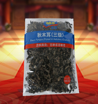 宜客(AKA)三級秋木耳產(chǎn)自吉林省吉林市500g每袋，精選新鮮食用木耳，從采摘、加工、包裝都經(jīng)過嚴(yán)格的食用消毒檢驗，衛(wèi)生安全，放心食用?？诟邢愦喔挥袕椥裕秤脙r值高，可用來配菜、涼拌、搭配煲湯、小炒等，多種吃法，多種營養(yǎng)選擇。采用透明的塑料包裝，大氣美觀，新鮮清晰可見，方便消費(fèi)者們的選購，質(zhì)量保證，放心購買。