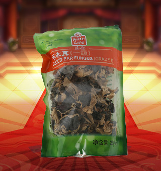 薈食(FINE LIFE)一級秋木耳產(chǎn)自吉林省吉林市250g每袋，精選新鮮食用木耳，從采摘、加工、包裝都經(jīng)過嚴(yán)格的食用消毒檢驗，衛(wèi)生安全，放心食用?？诟邢愦喔挥袕椥裕秤脙r值高，可用來配菜、涼拌、搭配煲湯、小炒等，多種吃法，多種營養(yǎng)選擇。采用透明的塑料包裝，大氣美觀，新鮮清晰可見，方便消費(fèi)者們的選購，質(zhì)量保證，放心購買。