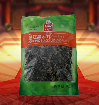 薈食(FINE LIFE)一級通江黑木耳產(chǎn)自四川通江250g每袋，精選新鮮食用木耳，從采摘、加工、包裝都經(jīng)過嚴(yán)格的食用消毒檢驗，衛(wèi)生安全，放心食用。口感香脆富有彈性，食用價值高，可用來配菜、涼拌、搭配煲湯、小炒等，多種吃法，多種營養(yǎng)選擇。采用透明的塑料包裝，大氣美觀，新鮮清晰可見，方便消費(fèi)者們的選購，質(zhì)量保證，放心購買。