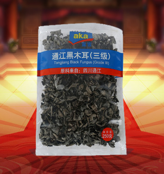 宜客(AKA)三級通江黑木耳產(chǎn)自四川通江250g每袋，精選新鮮食用木耳，從采摘、加工、包裝都經(jīng)過嚴(yán)格的食用消毒檢驗，衛(wèi)生安全，放心食用?？诟邢愦喔挥袕椥?，食用價值高，可用來配菜、涼拌、搭配煲湯、小炒等，多種吃法，多種營養(yǎng)選擇。采用透明的塑料包裝，大氣美觀，新鮮清晰可見，方便消費(fèi)者們的選購，質(zhì)量保證，放心購買。