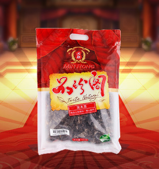新閩融品珍閣黑木耳產(chǎn)自浙江麗水150g每袋，精選優(yōu)質(zhì)原材料，綠色種植，陽光充沛，人工采摘篩選，品質(zhì)保證，不添加任何防腐劑與人工色素。安全衛(wèi)生，色澤鮮亮，口感細(xì)膩香醇，是家庭、賓館、餐廳、席間的上等佐料，保留了豐富的營養(yǎng)成分。采取透明包裝，新鮮清晰可見，干凈衛(wèi)生，方便存放冷藏，方便消費(fèi)者們的選購，安全健康，放心購買。