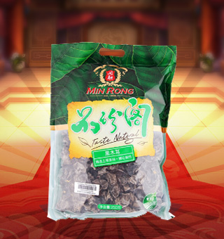 新閩融品珍閣黑木耳產(chǎn)自浙江麗水250g每袋，精選優(yōu)質(zhì)原材料，綠色種植，陽光充沛，人工采摘篩選，品質(zhì)保證，不添加任何防腐劑與人工色素。安全衛(wèi)生，色澤鮮亮，口感細(xì)膩香醇，是家庭、賓館、餐廳、席間的上等佐料，保留了豐富的營養(yǎng)成分。采取透明包裝，新鮮清晰可見，干凈衛(wèi)生，方便存放冷藏，方便消費(fèi)者們的選購，安全健康，放心購買。