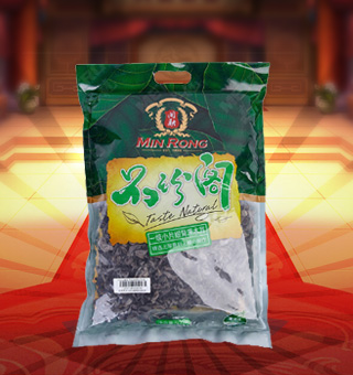 新閩融品珍閣一級小片緞背黑木耳產(chǎn)自浙江麗水500g每袋，精選優(yōu)質(zhì)原材料，綠色種植，陽光充沛，人工采摘篩選，品質(zhì)保證，不添加任何防腐劑與人工色素。安全衛(wèi)生，色澤鮮亮，口感細(xì)膩香醇，是家庭、賓館、餐廳、席間的上等佐料，保留了豐富的營養(yǎng)成分。采取透明包裝，新鮮清晰可見，干凈衛(wèi)生，方便存放冷藏，方便消費(fèi)者們的選購，安全健康，放心購買。