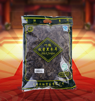 閩融一級緞背黑木耳產(chǎn)自浙江麗水500g每袋，緞背黑木耳，野生又可以人工培植，種子實體耳狀、葉狀或杯狀，薄、邊緣波浪狀，寬3-10厘米，厚2毫米左右，以側(cè)生的短柄或狹細(xì)的附著部固著于基質(zhì)上。色澤黑褐，質(zhì)地柔軟，味道鮮美，可素可葷，營養(yǎng)豐富。能夠影響血液系統(tǒng)、促進(jìn)免疫功能、影響生物合成。