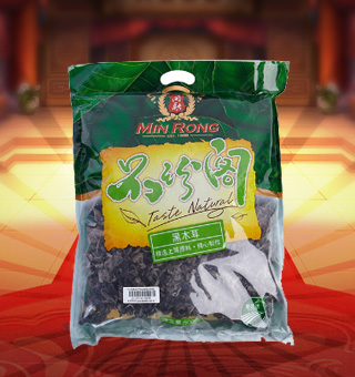 新閩融品珍閣黑木耳產(chǎn)自浙江麗水500g每袋，精選優(yōu)質(zhì)原材料，綠色種植，陽光充沛，人工采摘篩選，品質(zhì)保證，不添加任何防腐劑與人工色素。安全衛(wèi)生，色澤鮮亮，口感細(xì)膩香醇，是家庭、賓館、餐廳、席間的上等佐料，保留了豐富的營養(yǎng)成分。采取透明包裝，新鮮清晰可見，干凈衛(wèi)生，方便存放冷藏，方便消費(fèi)者們的選購，安全健康，放心購買。