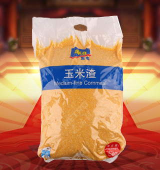 宜客(AKA)玉米渣產(chǎn)自遼寧朝陽5kg每袋，本產(chǎn)品精選優(yōu)質(zhì)玉米為主要原料，經(jīng)過嚴(yán)謹(jǐn)加工工藝精制而成。適用于煮制米粥、米飯，或大米、小米等其它糧食按比例放入制做各種米粥、米飯，也可用于做發(fā)糕、窩頭等食品。本品內(nèi)含有蛋白質(zhì)、能量、碳水化合物、鈉等營養(yǎng)成分，營養(yǎng)價值豐富。