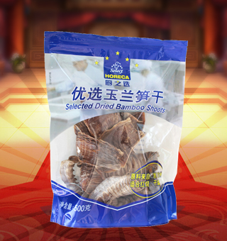 廚之選(HORECA SELECT)優(yōu)選玉蘭筍干產(chǎn)自浙江杭州500g每袋，玉蘭筍干是用鮮嫩的春筍或冬筍經(jīng)加工而成的干制品，由于形狀和色澤很像玉蘭花的花瓣，故稱“玉蘭片”，經(jīng)采摘后，進(jìn)行蒸、陰干、剝?nèi)ネ鈿ぁ⒃俜湃牒Y內(nèi)進(jìn)行烘焙。工序皆為粗加工，以得到玉蘭片的好品質(zhì)，不含任何添加劑防腐劑。