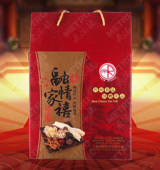 閩融融情家禧南北貨禮盒凈含量：花菇130G、緞背黑木耳180G、銀耳250G、小核桂圓100G、杏鮑菇200G、黃花菜250G、紅棗500G、香菇150G，精選香菇、黑木耳、小核桂圓、銀耳、茶樹菇、無核棗。從選料到加工，從品控到服務，環(huán)環(huán)誠信，處處用心，提供安全有保障、擁有高端品質的滿分產品。將美味牢牢鎖住，用美好品質為您的生活增添更多滋味。