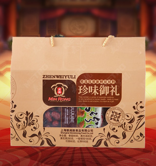閩融珍味御禮南北干貨禮盒(大)凈含量：香菇80克，黑木耳80克，黃花菜250克，一級銀耳100克，竹蓀60克，紅棗500克，閩融為您精選優(yōu)質紅棗、竹蓀等原料，好的原料給品質更好保障酥香豐潤的紅棗，晶瑩剔透的銀耳，香美誘人的香菇等，都是家中必備的良品。精美的包裝，獨特的美味，閩融用美好品質為您的生活增添更多滋味。