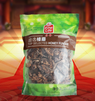 薈食(FINE LIFE)臻選榛蘑產(chǎn)自黑龍江牡丹江250g每袋，榛蘑為真菌植物門真菌蜜環(huán)菌的子實體。主要分布在黑龍江山區(qū)林區(qū)。被人們稱為“山珍”、“東北第四寶”。榛蘑滑嫩爽口、味道鮮美、營養(yǎng)豐富，被一些發(fā)達國家列為一類食品。榛蘑呈傘形，淡土黃色，老后棕褐色。榛蘑7～8月生長在針闊葉樹的干基部、代根、倒木及埋在土中的枝條上。一般多生在淺山區(qū)的榛柴崗上，故而得名“榛蘑”。榛蘑是中國東北特有的山珍之一，和肉蘑一樣，也是極少數(shù)不能人工培育的食用菌之一。