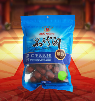 新閩融品珍閣臻品紅棗產(chǎn)自新疆和田500g每袋，和田紅棗是產(chǎn)自新疆和田地區(qū)的紅棗，又名“和田大棗” 和田紅棗以其個大、皮薄、核小、肉厚、顏色好、干而不皺出名。和田紅棗維生素C含量豐富，高于蘋果含量的七八十倍。 