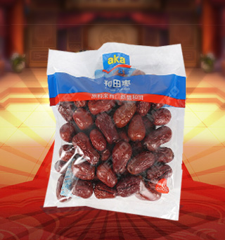 宜客(AKA)和田棗產(chǎn)自新疆和田500g每袋，和田紅棗是產(chǎn)自新疆和田地區(qū)的紅棗，又名“和田大棗” 和田紅棗以其個大、皮薄、核小、肉厚、顏色好、干而不皺出名。和田紅棗維生素C含量豐富，高于蘋果含量的七八十倍。 