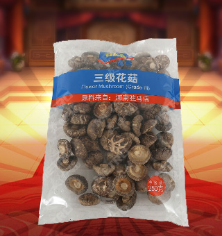 宜客(AKA)三級花菇產(chǎn)自河南駐馬店250g每袋，精選優(yōu)質(zhì)花菇，經(jīng)先進工藝加工而成，其味清香可口，質(zhì)地細膩，是一種風味獨特的食用菌。將本品用清水洗凈浸泡后，可直接與肉絲爆炒、排骨煲湯，或作為佐料，葷素皆宜本產(chǎn)品采用的是袋裝的包裝方式，包裝較輕，讓您攜帶起來更加的方便自如。