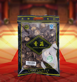 閩融香菇產(chǎn)自浙江麗水150g每袋，香菇又稱香蕈、冬菇，它味道鮮美，香氣沁人，素有“植物皇后”之譽，是家庭、宴席之美味佳肴。將本品用清水洗凈浸泡后，可直接與肉絲爆炒、排骨煲湯，或作為佐料，葷素皆宜。采用透明的袋式包裝，香菇色澤清晰可見，方便消費者們的選購，質(zhì)量有保證，可放心購買。