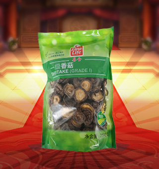 薈食(FINE LIFE)一級香菇產(chǎn)自浙江麗水250g每袋，香菇又稱香蕈、冬菇，它味道鮮美，香氣沁人，素有“植物皇后”之譽，是家庭、宴席之美味佳肴。將本品用清水洗凈浸泡后，可直接與肉絲爆炒、排骨煲湯，或作為佐料，葷素皆宜。采用透明的袋式包裝，香菇色澤清晰可見，方便消費者們的選購，質(zhì)量有保證，可放心購買。