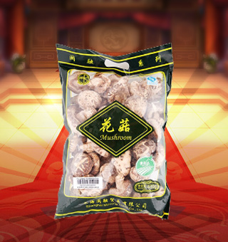 閩融花菇產(chǎn)自浙江麗水400g每袋，花菇是菌中之星?；ü降捻斆娉尸F(xiàn)淡黑色，菇紋開暴花，白色，菇底呈淡黃色?；ü揭蝽斆嬗谢y而得名，肉厚、細嫩、鮮美，食之有爽口感。