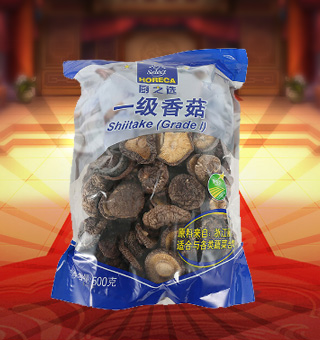 廚之選(HORECA SELECT)一級香菇產(chǎn)自浙江麗水500g每袋，香菇又稱香蕈、冬菇，它味道鮮美，香氣沁人，素有“植物皇后”之譽，是家庭、宴席之美味佳肴。將本品用清水洗凈浸泡后，可直接與肉絲爆炒、排骨煲湯，或作為佐料，葷素皆宜。采用透明的袋式包裝，香菇色澤清晰可見，方便消費者們的選購，質(zhì)量有保證，可放心購買。