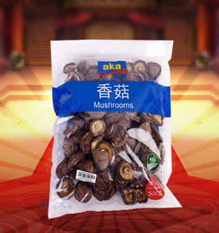 宜客(AKA)香菇產(chǎn)自浙江麗水500g每袋，精選優(yōu)質(zhì)香菇，菇肉肥厚，色澤均勻，厚實圓潤，自然鮮美，味道純正，方便食用。香菇具有高蛋白、低脂肪和多種維生素等營養(yǎng)成分，可用來配菜、搭配煲湯、小炒等多種吃法。