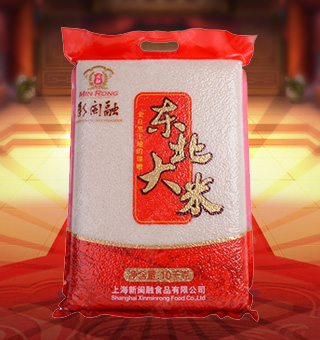 新閩融東北大米產(chǎn)自黑龍江五常10kg每袋，東北大米主要種植于廣大平原地區(qū)，種植在極其肥沃的黑土地中，吸收了足夠的氮、磷、鉀等多種礦物元素，陽(yáng)光雨露充足，又有純凈無(wú)污染的灌溉用水，生長(zhǎng)周期一般五個(gè)月左右。獨(dú)特地域優(yōu)勢(shì)，保證了東北大米獨(dú)有的高品質(zhì)。