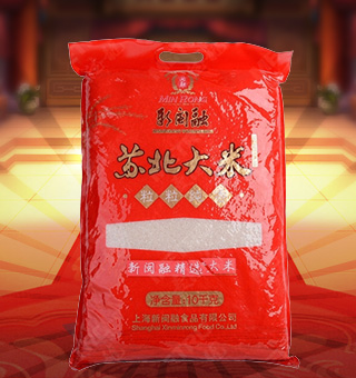新閩融蘇北大米產(chǎn)自江蘇泰州10kg每袋，蘇北大米的生長(zhǎng)周期長(zhǎng)、日照充足、淀粉含量高。所產(chǎn)大米具有米粒飽滿，晶瑩剔透，香純綿甜，營(yíng)養(yǎng)豐富，口感獨(dú)特，經(jīng)濟(jì)實(shí)惠的特點(diǎn)。