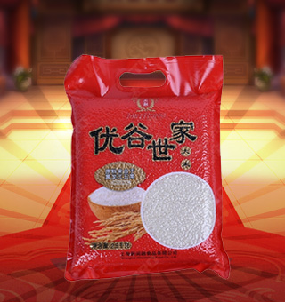 新閩融優(yōu)谷世家大米產(chǎn)自黑龍江五常2.5kg每袋，五常大米顆粒均勻，顏色清白，半透明，有光澤，無(wú)雜色。做成米飯后，飯粒晶瑩，透明發(fā)亮。其特色空碗不掛粒、剩飯不回生，就是大米營(yíng)養(yǎng)價(jià)值高、微量元素適中的表現(xiàn)。