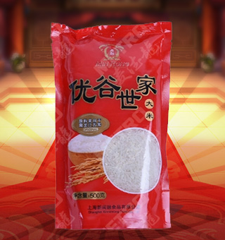 新閩融優(yōu)谷世家五常大米產(chǎn)自黑龍江五常500g每袋，五常大米顆粒均勻，顏色清白，半透明，有光澤，無(wú)雜色。做成米飯后，飯粒晶瑩，透明發(fā)亮。其特色空碗不掛粒、剩飯不回生，就是大米營(yíng)養(yǎng)價(jià)值高、微量元素適中的表現(xiàn)。