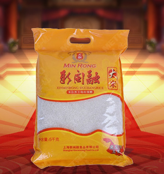 新閩融大米產(chǎn)自黑龍江五常10kg每袋，五常大米受產(chǎn)區(qū)獨(dú)特的地理、氣候等因素影響，干物質(zhì)積累多，直鏈淀粉含量適中，支鏈淀粉含量較高。由于水稻成熟期產(chǎn)區(qū)晝夜溫差大，五常稻花香大米中可速溶的雙鏈糖積累較多，對(duì)人體健康有益，有助于消化吸收。