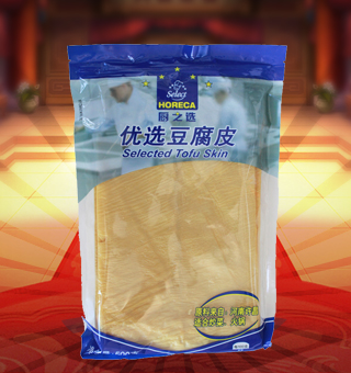 廚之選(HORECA SELECT)優(yōu)選豆腐皮產(chǎn)自河南許昌500g每袋，豆腐皮是中國傳統(tǒng)豆制品將新鮮大豆浸泡后，磨漿，濾去豆腐渣，這時(shí)的產(chǎn)品就是豆?jié){，然后煮豆?jié){，在其表面會(huì)凝固的一層高蛋白質(zhì)含量的薄膜（皮），這層皮就是腐皮。用工具挑起薄膜后掛起，最先挑起的一層皮以片狀鮮吃或曬干，稱為腐皮，口感最滑。