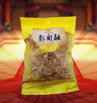 新閩融一級銀耳產(chǎn)自浙江麗水100g每袋，銀耳味甘、淡、性平、無毒，既有補(bǔ)脾開胃的功效，又有益氣清腸、滋陰潤肺的作用。既能增強(qiáng)人體免疫力，又可增強(qiáng)腫瘤患者對放、化療的耐受力。銀耳富有天然植物性膠質(zhì)，外加其具有滋陰的作用，是可以長期服用的良好潤膚食品。